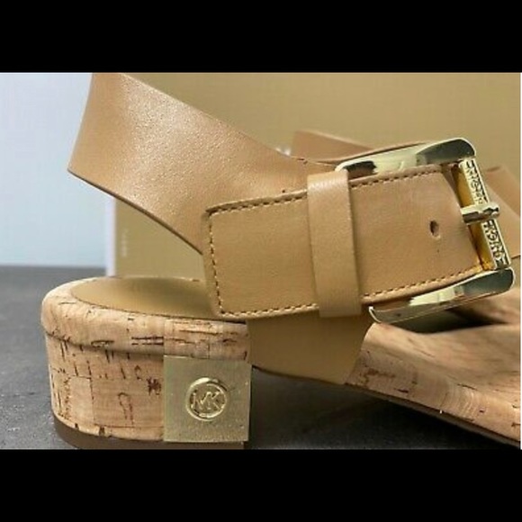 MICHAEL Michael Kors
London Thong Sandals - Picture 4 of 6